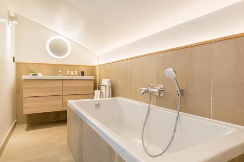 une salle de bain avec baignoire et douche dans l'établissement B1 Loft Duplex 175Blo-Paris Convention, à Paris