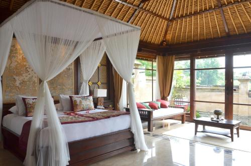 Un pat sau paturi într-o cameră la Pita Maha Resort & Spa