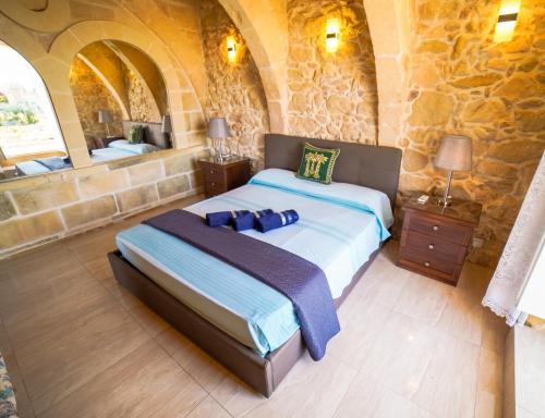 Ένα ή περισσότερα κρεβάτια σε δωμάτιο στο Sant Anton tal-Qabbieza Farmhouse