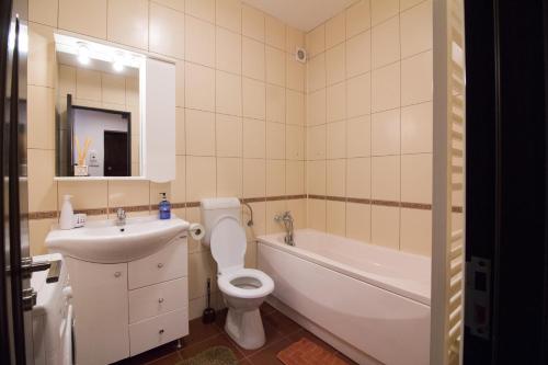 a bathroom with a sink and a toilet and a tub at sweet house in Arad
