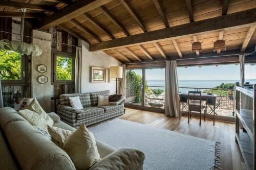 - un salon avec un canapé et une table dans l'établissement Betta - Newly Renovated Lake-View Terrace Apartment, Peaceful and Silent Surroundings, à Toscolano Maderno