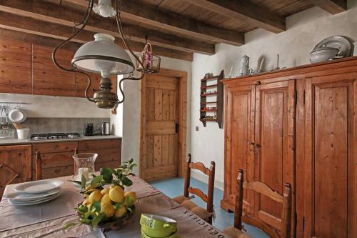 Η κουζίνα ή μικρή κουζίνα στο Betta - Newly Renovated Lake-View Terrace Apartment, Peaceful and Silent Surroundings