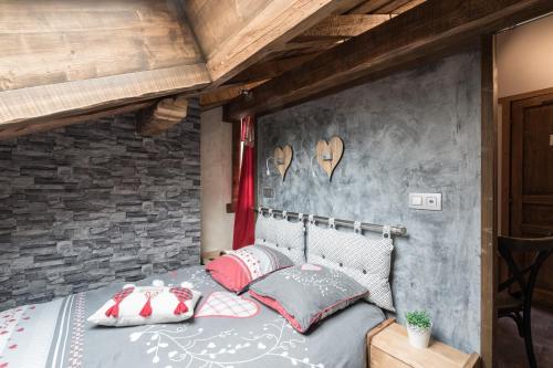 a bedroom with a bed with red and white pillows at Le Cocoon de Sarah in Chamonix