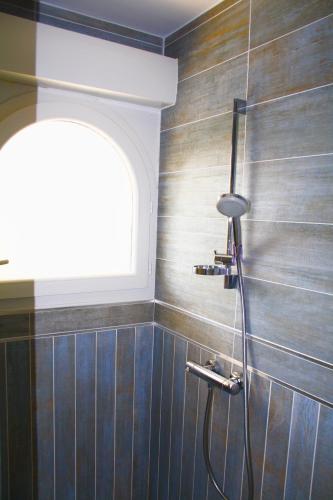 La salle de bains est pourvue d'une douche et d'une fenêtre. dans l'établissement Capbreton - Plage - Port - Famille - Jardin, à Capbreton