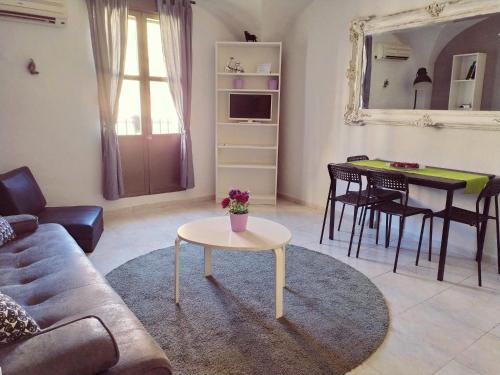 Ein Sitzbereich in der Unterkunft Apartamentos La Machacona Plaza Mayor