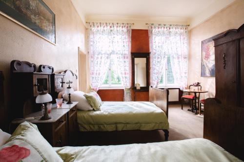 Кровать или кровати в номере Dwór Podstolice - House of Rosenthal