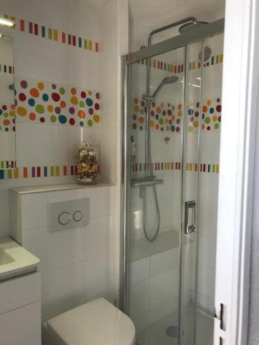 a bathroom with a glass shower with a toilet at Studio à Wissant avec vue sur Mer in Wissant
