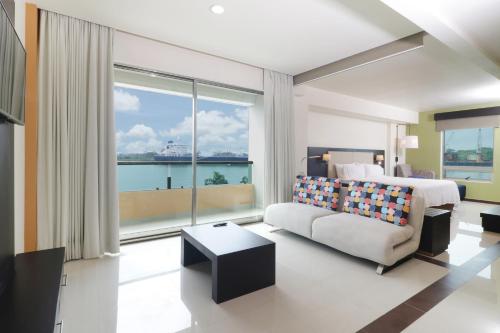 een hotelkamer met een bed en een bank bij Holiday Inn Express - Tuxpan, an IHG Hotel in Tuxpan de Rodríguez Cano