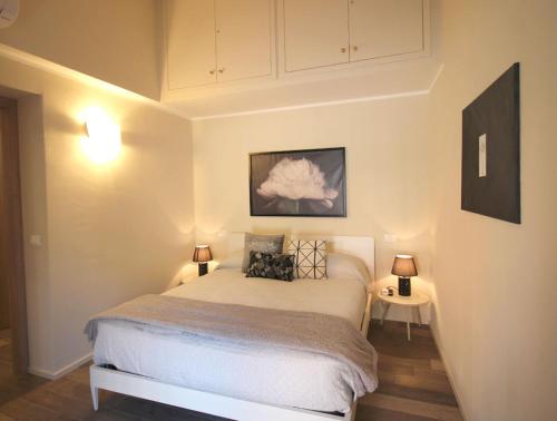 una camera da letto con un letto con due lampade sopra di Cabanè Bed and Breakfast a Garlenda