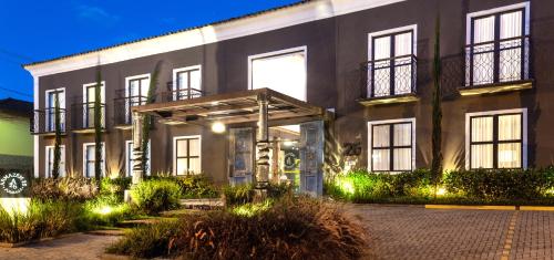 a building with lights on the front of it at Pousada Armazém 26 in Tiradentes