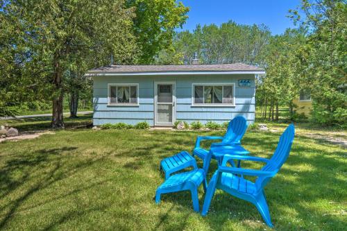 Κήπος έξω από το Nestle by Lake Charlevoix Cottage Pets Welcome!