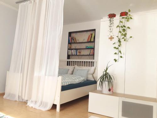 1 dormitorio con cama y estante para libros en Traumapartment Pöstlingberg, reservierter Parkplatz, 4 Schlafzimmer, en Linz