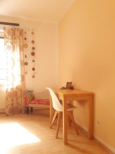 a table and a chair in a room with a window at Traumapartment Pöstlingberg, reservierter Parkplatz, 4 Schlafzimmer in Linz