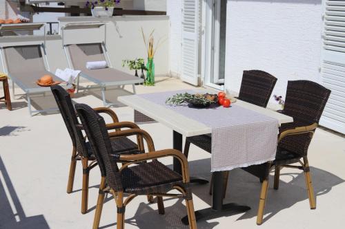ein Tisch und vier Stühle auf einer Terrasse in der Unterkunft App Sanny with nice terrace in Malinska