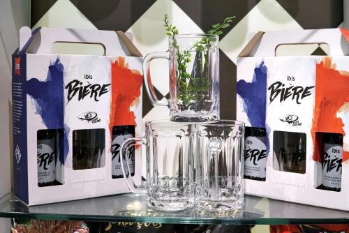 two glasses and a vase on a glass table at ibis Porto Alegre Moinhos de Vento in Porto Alegre