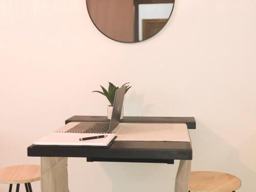 - un bureau avec un miroir et un ordinateur portable dans l'établissement Studio Vieil Antibes - Saint Antoine, à Antibes