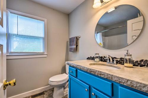 een badkamer met een wastafel en een spiegel bij Cottage with Deck and Yard 2 Mi to Dale Hollow Lake! in Byrdstown