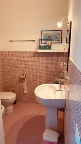 a bathroom with a sink and a toilet at Agriturismo Rossococomero colazione inclusa e Offerta PROMO LUGLIO! in Sirolo