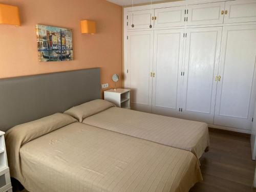 Postel nebo postele na pokoji v ubytování Apartamentos SOL y PLAYA Torremolinos