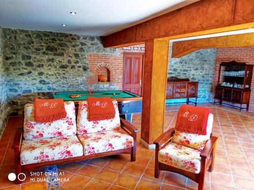 a living room with two chairs and a pool table at CASA AMPLIA CON JARDÍN Y APARCAMIENTO G-100147 in Ajo
