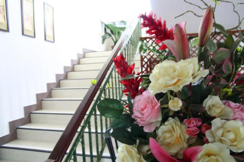 un ramo de flores sentado en una escalera en Choktawee Mansion Lampang, en Lampang