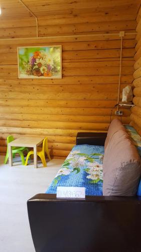ノヴォミハイロフスキーにあるEcoCottage Podsolnukhの木製の壁のベッドルーム1室