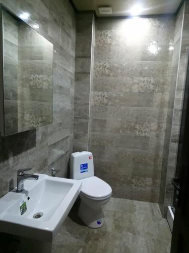 Łazienka z białą toaletą i umywalką w obiekcie Apartment In Kutaisi Center w Kutaisi