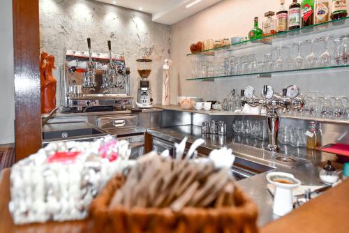 eine Küche mit einer Bar mit einem Tisch und einem Korb mit Speisen in der Unterkunft Pension Martha in Burgstall