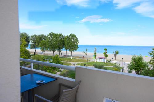 balcón con vistas a la playa en Giorgos Apartments Sea View, en Olympiakí Aktí