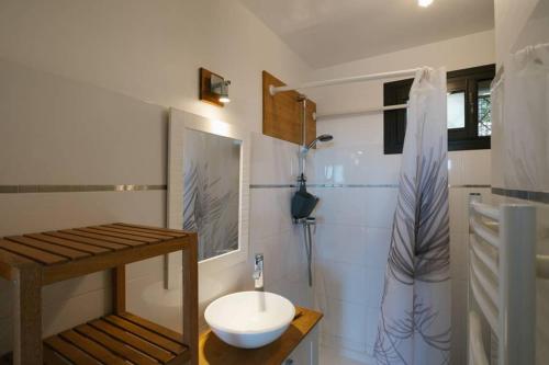 une salle de bain avec un lavabo et des toilettes dans l'établissement La Rade vue mer parking K6&you, à Cassis