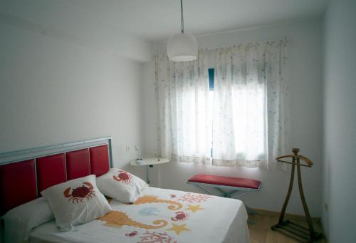 ムシアにあるCantos do Coidoのベッドルーム1室(赤いヘッドボード付きのベッド1台、窓付)