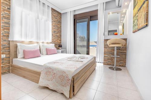 sypialnia z łóżkiem z różowymi poduszkami w obiekcie 3- Sea view luxury suite in the center of Rhodes! w mieście Rodos