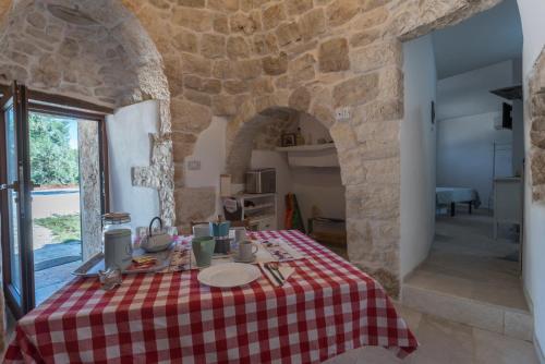 una mesa con un mantel a cuadros rojo y blanco en L'agritrullismo degli Imperiali, en Francavilla Fontana