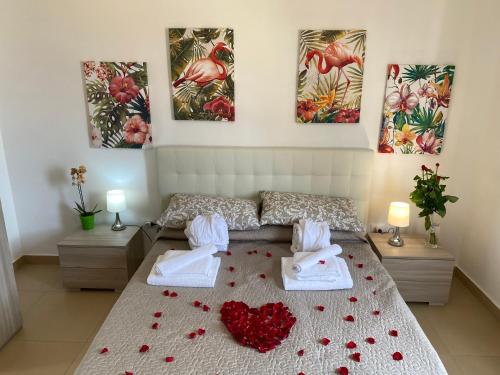 Postel nebo postele na pokoji v ubytování Caserta Royale Apartment
