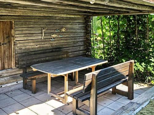 une table de pique-nique et deux bancs devant une cabine dans l'établissement 8 person holiday home in Soller n, à Sollerön