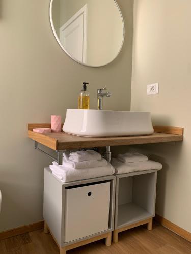 een badkamer met een wastafel en een spiegel bij Dimora D'Este in Tivoli