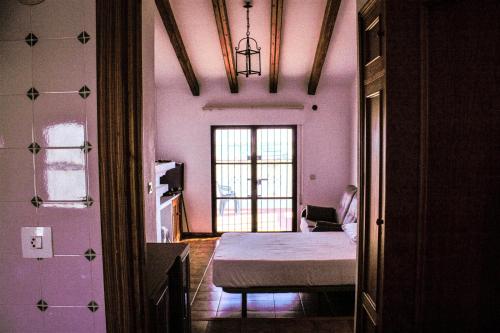 een kamer met een bed en een raam en een bed sidx sidx sidx bij El carajo in El Rompido