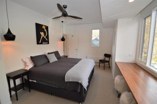 um quarto com uma cama e uma ventoinha de tecto em Wintergreen 10 em Thredbo