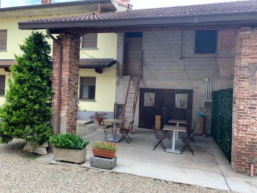 a brick house with a patio with a table and chairs at B&B dalLo Zio in Ottobiano