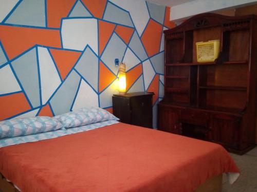 1 dormitorio con una pintura en la pared en Departamento confortable, en Ciudad de México
