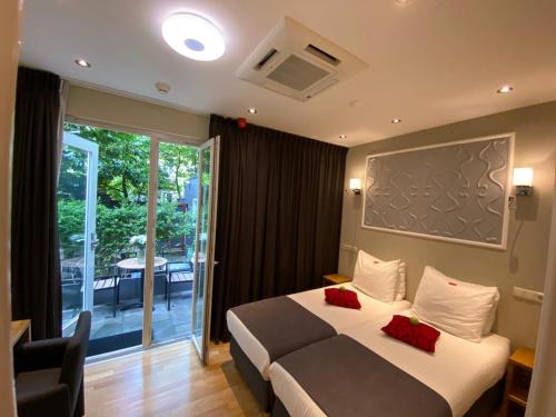 Ein Bett oder Betten in einem Zimmer der Unterkunft Alp Hotel
