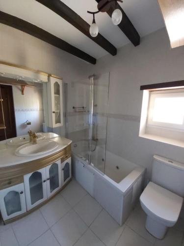 Phòng tắm tại Casa Rural Valle de Altamira
