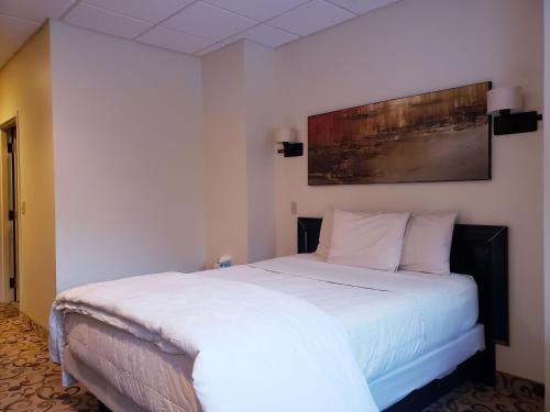 a bedroom with a large white bed in a room at Lowell Inn in Stillwater