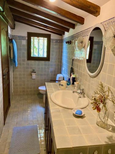 une salle de bain avec un lavabo, des toilettes et un miroir dans l'établissement Villa Sans Pareil, à La Croix-Valmer