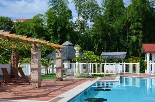 una piscina con pérgola y valla en Hotel Santa Isabel, en Pereira