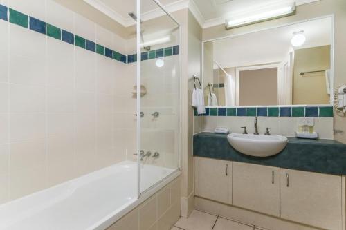Kylpyhuone majoituspaikassa Bay Villas Resort