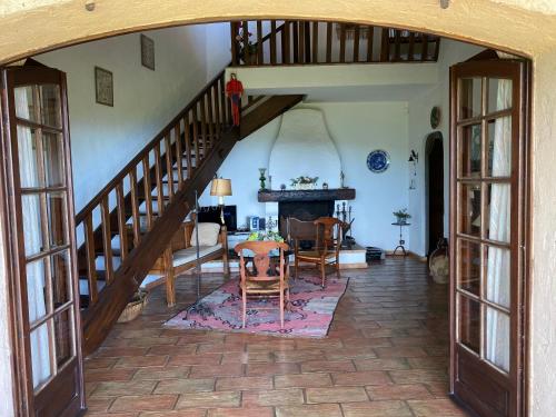 - un salon avec un escalier, une table et des chaises dans l'établissement Villa Sans Pareil, à La Croix-Valmer
