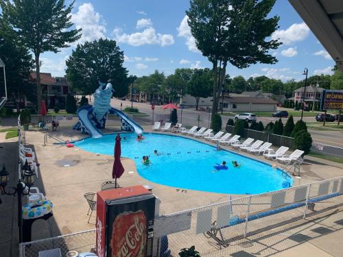 una gran piscina con gente nadando en ella en Colonial motel, en Wisconsin Dells