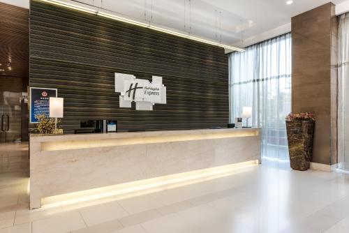 a lobby with a reception desk in a building at Holiday Inn Express Beijing Yizhuang by IHG - Taxi 1 Hour to International Airport and 800 Meters to the Nearby Subway in Daxing