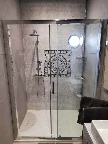 une douche avec une porte vitrée dans une salle de bain dans l'établissement Mas de Férigoulet -
